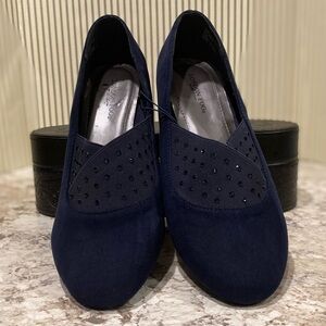 NWOT — London Fog Delevan Navy Blue Suede Low Wedges in Size 11